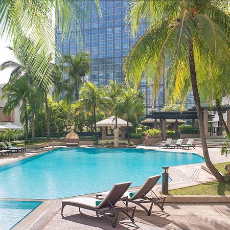 New World Makati Hotel, Manila Makati City Exterior photo The pool at the hotel