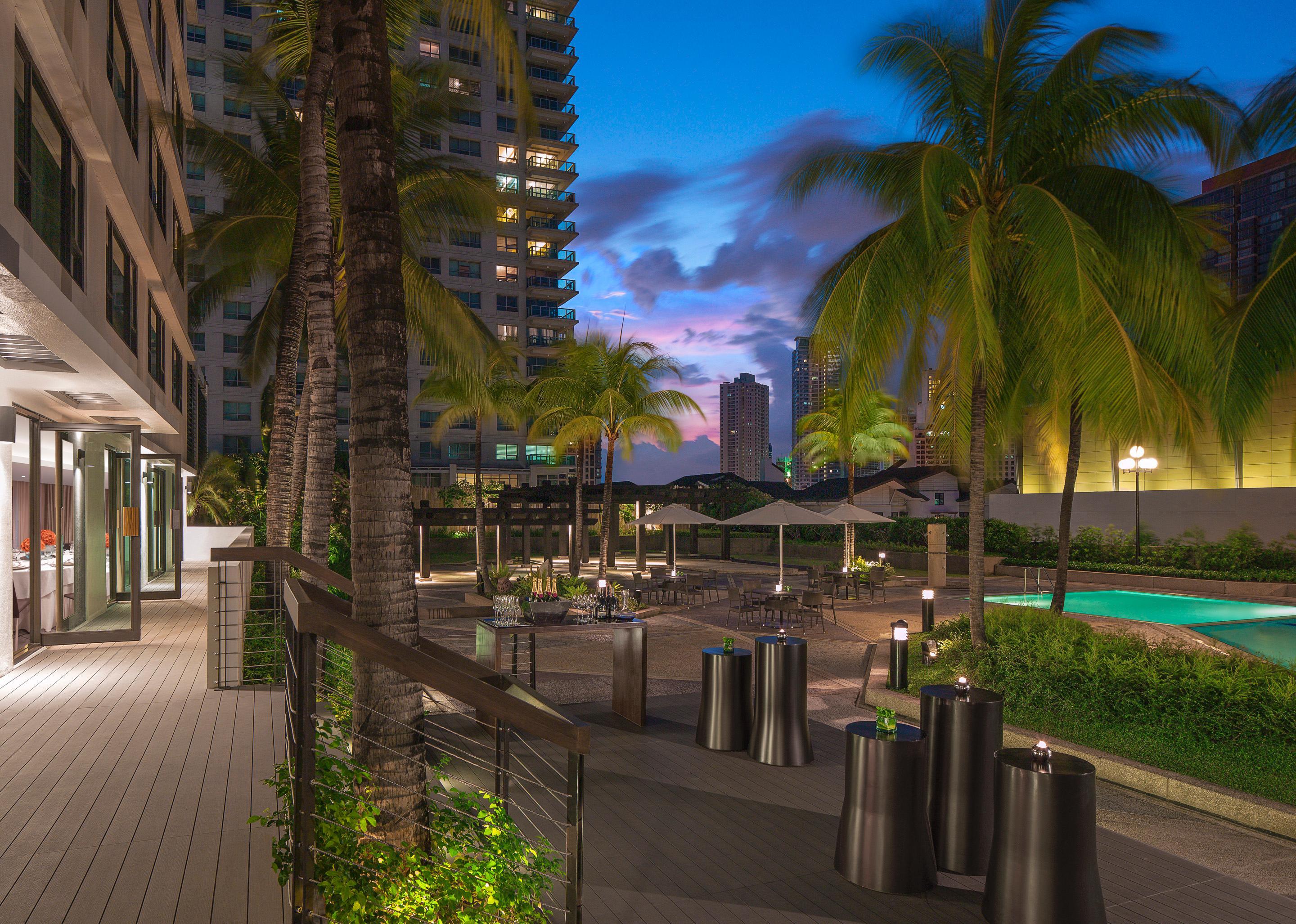 New World Makati Hotel, Manila Makati City Exterior photo The pool at the hotel