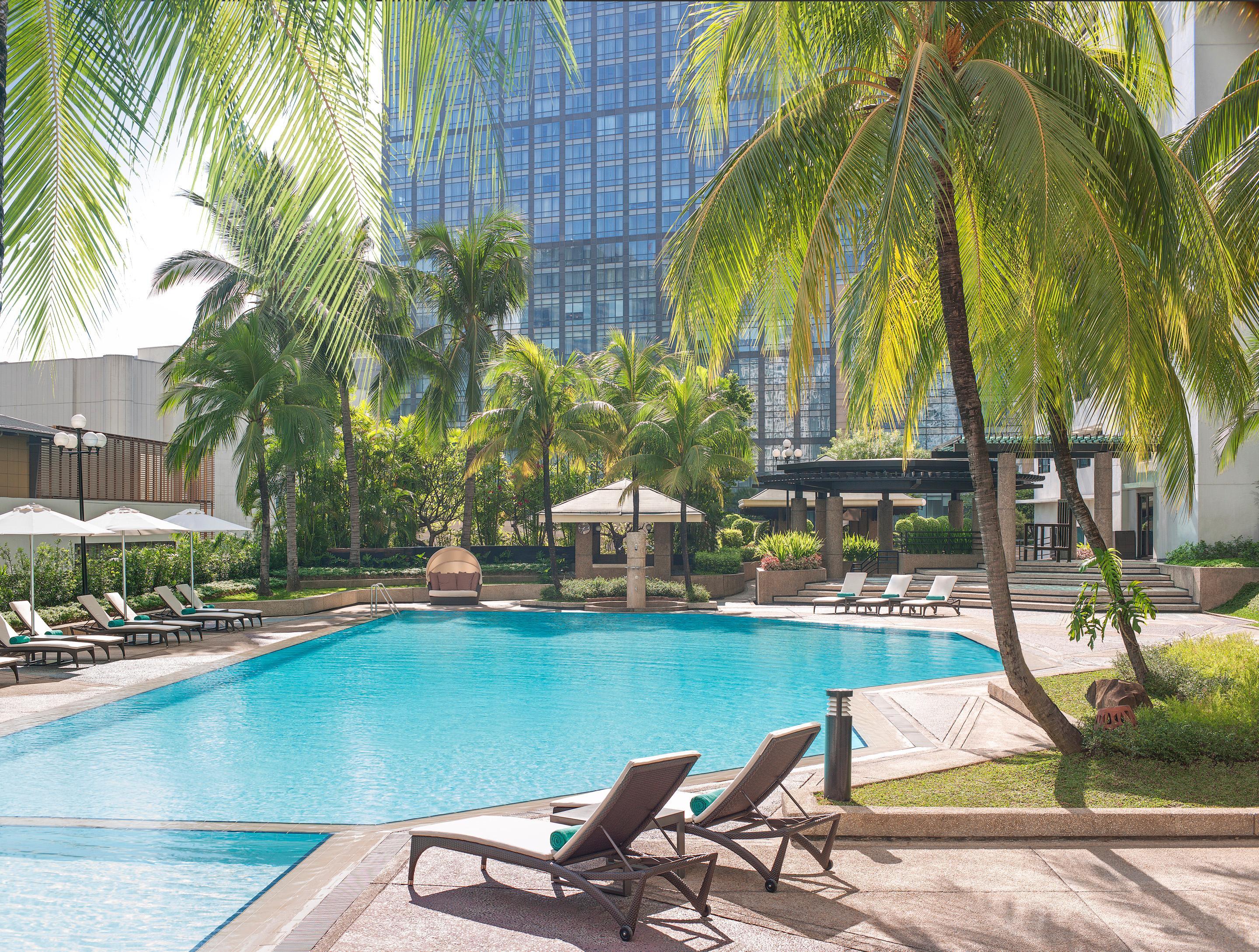 New World Makati Hotel, Manila Makati City Exterior photo The pool at the hotel