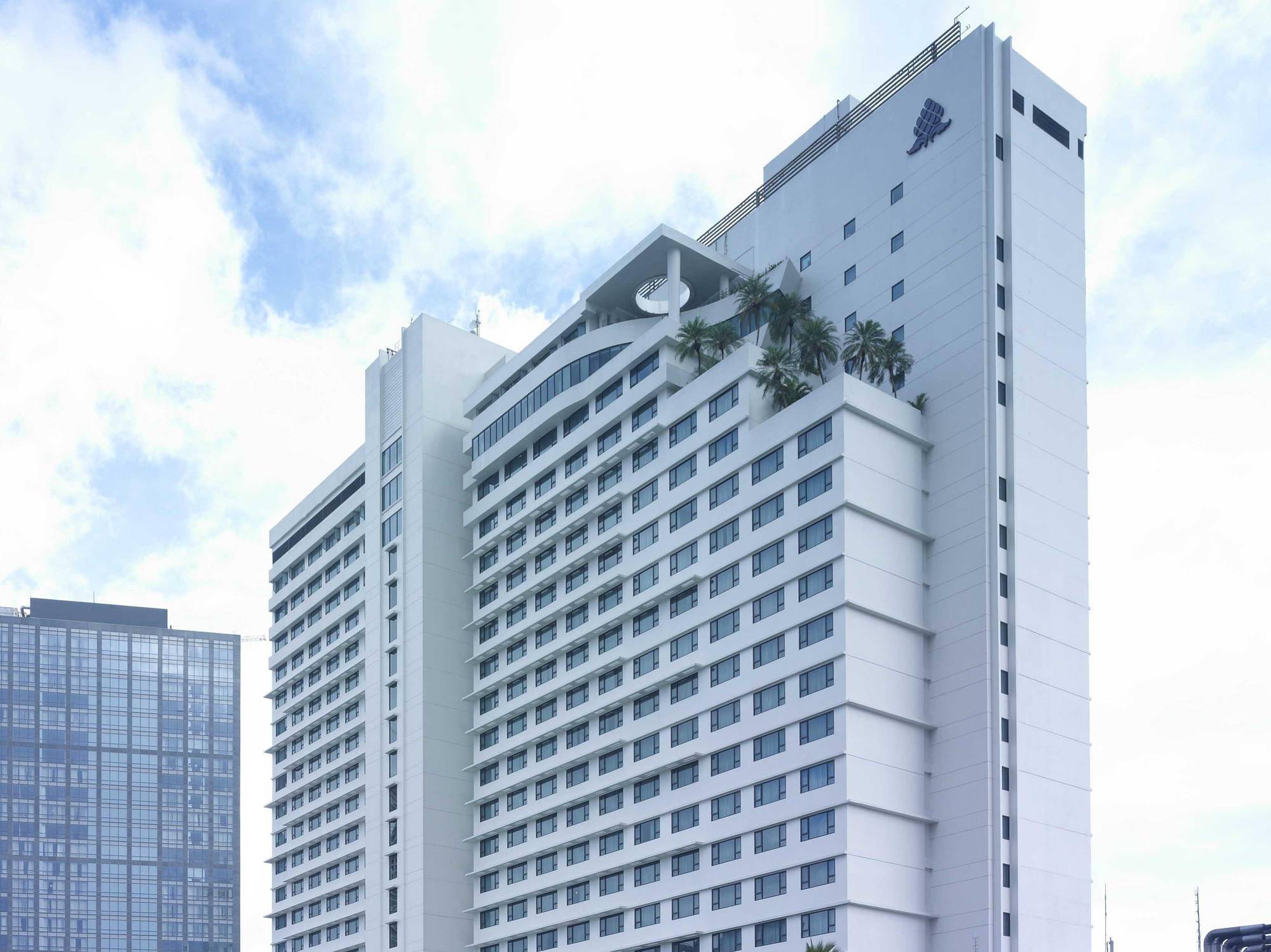 New World Makati Hotel, Manila Makati City Exterior photo The hotel in 2019